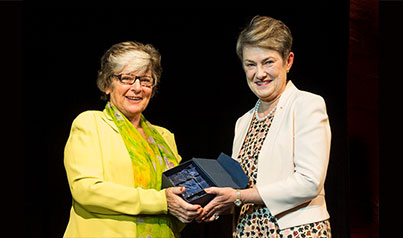 Adrienne E. Clarke AC, former chancellor of La Trobe University, presents Proust with a Distinguished Alumni Award in 2013.