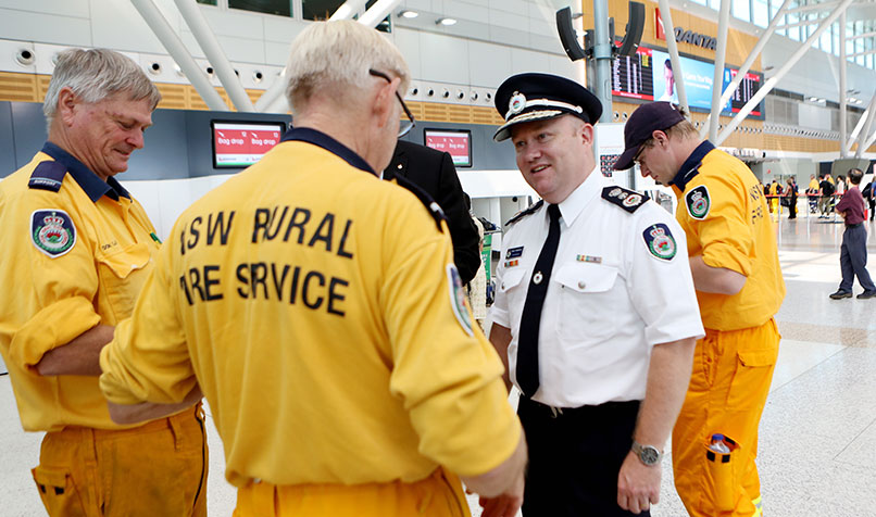 Fitzsimmons farewells more than 100 NSW RFS volunteers travelling to South Australia to assist with the bushfire crisis in January 2015.